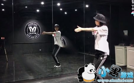 抖音电摆舞怎么跳_抖音泰式电摆舞慢动作教程