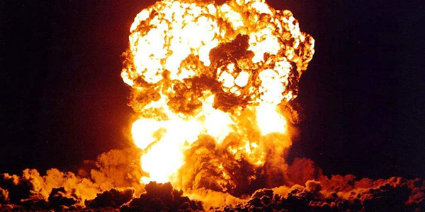 ĳλ������iPhone����ֱ������ҧ ���˲�䱬ը