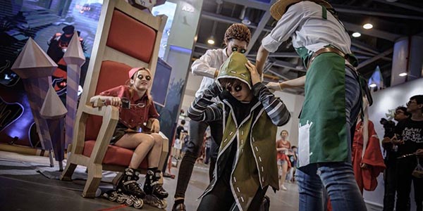 ���ο챬���������˸�������Բ����Ļ Coco���ʶ���ڣ�